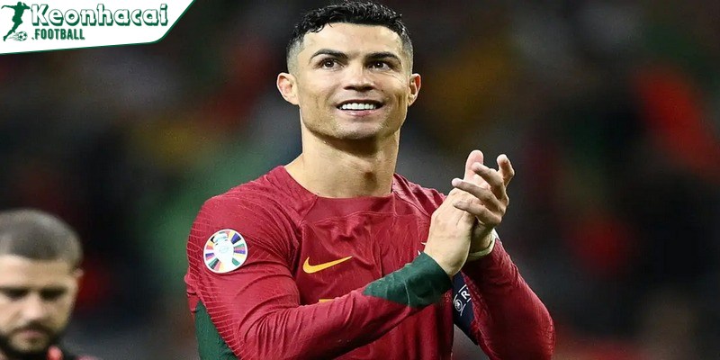 Tiểu Sử Cristiano Ronaldo - Từ Cậu Bé Nghèo Đến Huyền Thoại 4 Phía sau ánh hào quang sân cỏ Ronaldo còn là 1 người đàn ông của gia đình